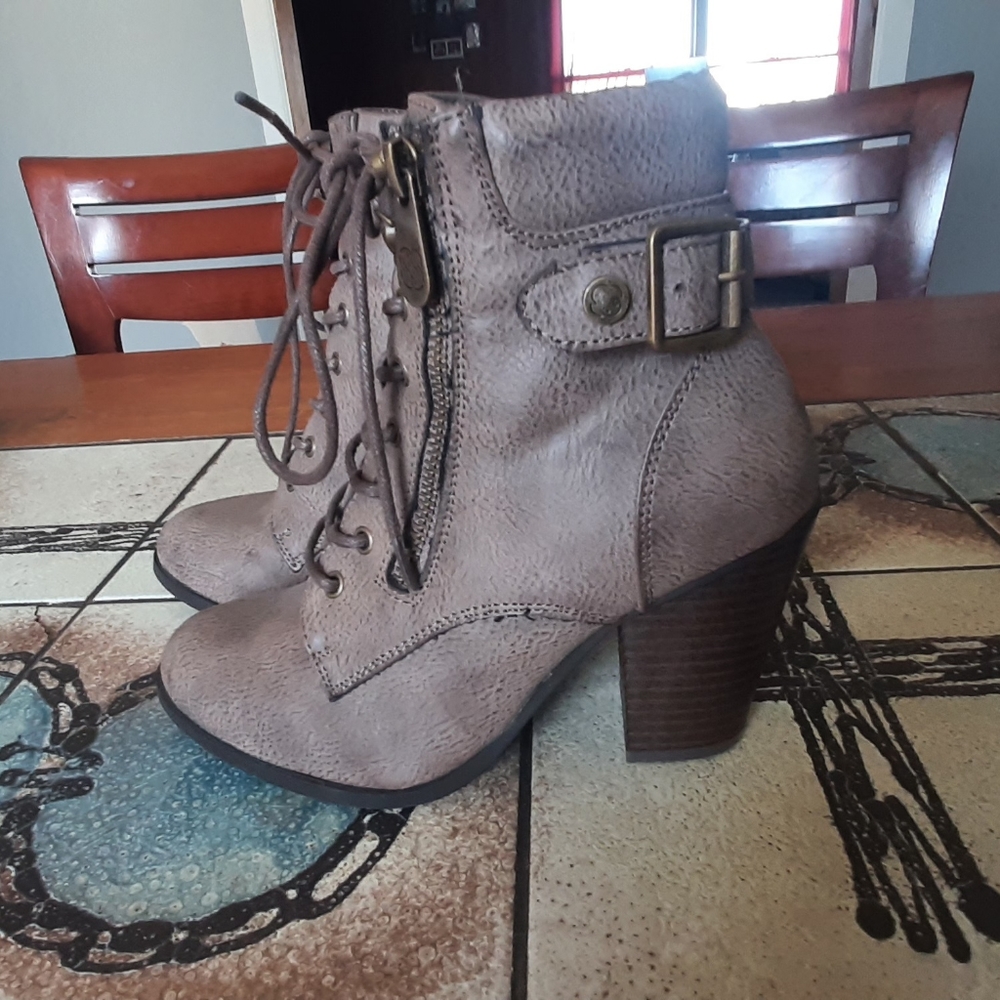 Woman's heeled boots